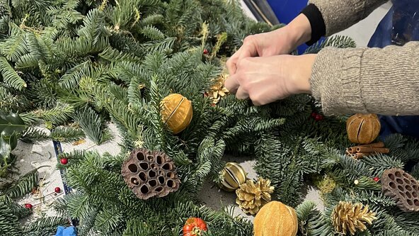 Christmas Adults: Christmas wreath-making workshop (morning)
