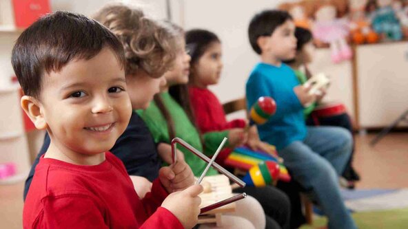 84/27 - Kleine Kinder - Große Ohren: Musik anleiten und begleiten –sinnvoll, lebendig und kindgerecht