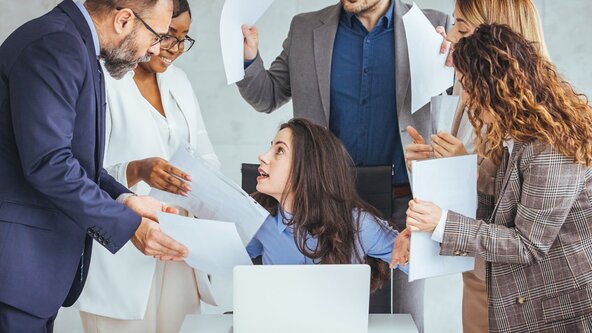 08/27-LK05 - Kita-Leitung im Zusammenspiel mit Eltern und Träger: Arbeiten zwischen den Stühlen