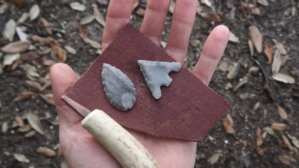 Flint Knapping Arrowheads @ The Garlic Farm