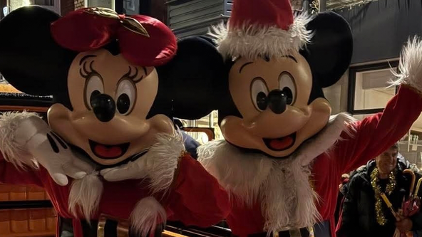 Minnie & Mickey Step into Christmas!