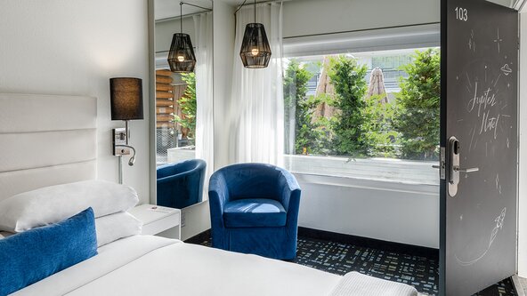 Room 233 Opener Queen