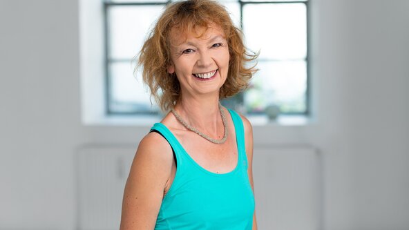 Hormon Yoga Kursblock ❊ für Frauen jeden Alters 🧡 mit Doris