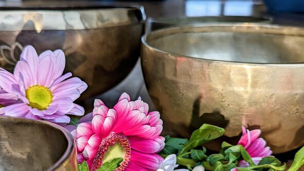 💖 Sound Bath and Yoga with Himalayan Singing Bowls