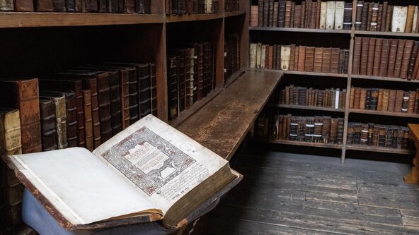 Visit to historic Westminster Abbey Library and 1588 Welsh Bible / Ymweliad â Llyfrgell hanesyddol Abaty Westminster a Beibl Cymraeg 1588