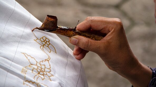 INDONESIAN BATIK WORKSHOP Wax • Colour • Cloth • An Ancient Creative Tradition